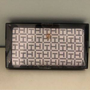 NWT! Tommy Hilfiger wallet with original tags